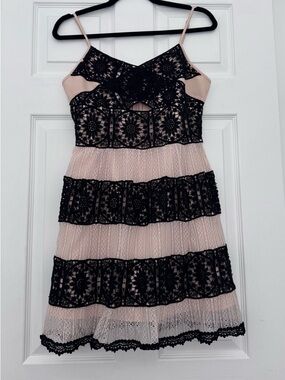 foxiedox Beige and Black Lace Tiered Key Hole Spaghetti Strap Dress